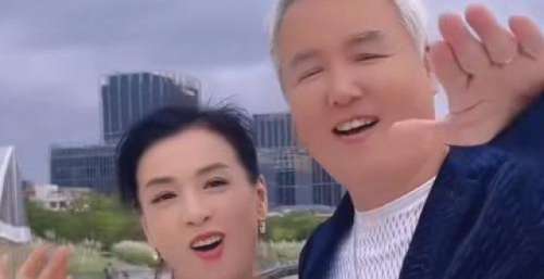 张庭夫妻排场大，包下游艇游外滩秀恩爱，众人围观也不尴尬
