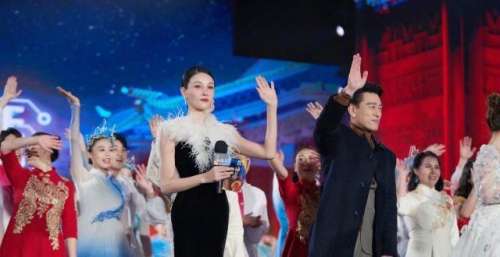 张蓝心主持成龙国际动作电影周闭幕晚会，衣着清凉，美丽“冻”人