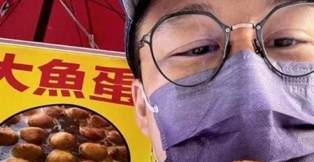 郭晶晶和霍启刚约会吃路边摊，素颜出镜气质好，一脸甜笑像朱玲玲