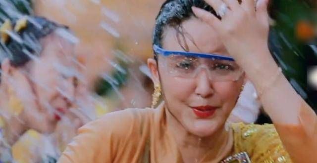 妻子团都在泼水，吉娜却很“不合群”，偶像包袱重的不是一点点