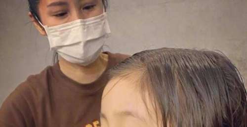 修允菲姊妹一起剪头发，看清最终发型，才懂“底子好”的优越性