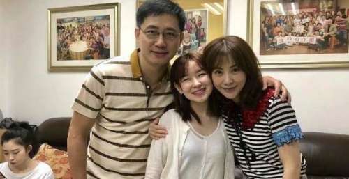 《外来媳妇本地郎》中康枝子扮演者何文茵，她与康祈耀父女缘已尽