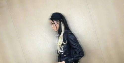 张天爱分享黑白穿搭 白金挑染上演冬日漫画
