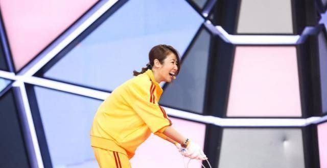 林心如扎起头发，穿风衣不够还要搭一双长靴，气场扑面而来！