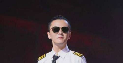 《披荆斩棘的哥哥》6位哥哥穿机长服亮相，张智霖才是天花板！