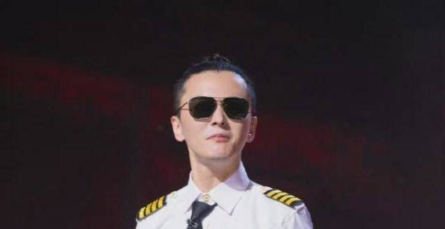 《披荆斩棘的哥哥》6位哥哥穿机长服亮相，张智霖才是天花板！