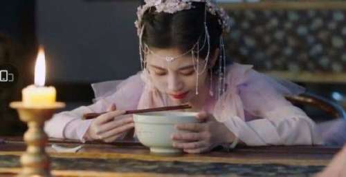 被鞠婧祎戏里吃面哽咽的镜头给整破防了，真没到网友吐槽的地步