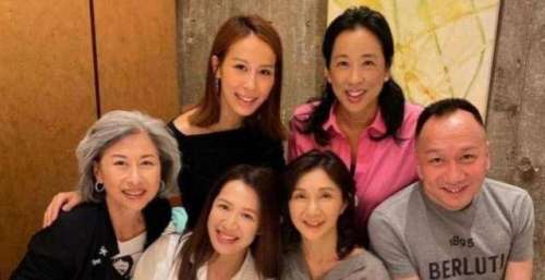 叶倩文与闺蜜朱玲玲聚会，大方展示满头白发，坦言享受优雅变老