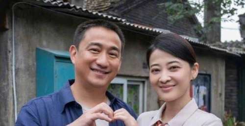 阵容强大！黄磊与梅婷在杀青仪式合手比心，海清发际线上移太显眼