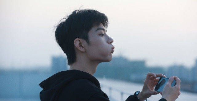肖战，你逆着光而来，活该活得如此精彩