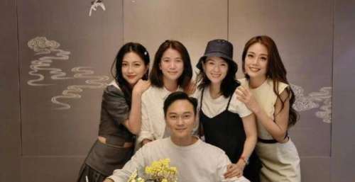 50岁张智霖庆生画面曝光！被四个环绕，章子怡打扮低调到场