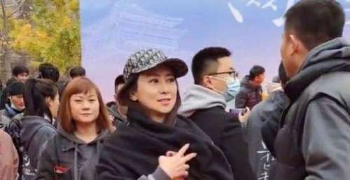 翁虹只能活在精修里，被拍的现场照腰粗胯宽胖的真实，是老阿姨！