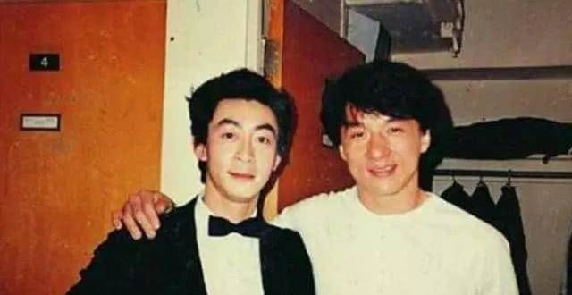 明星“罕见”老照片：发哥抱谢霆锋去买可乐，成龙和六小龄童还有合照？