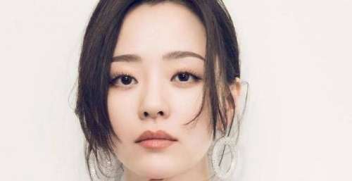 “超女”张靓颖，被冯珂“吸血”15年，不过是他的一棵摇钱树罢了