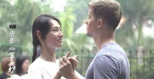 李泽楷前女友梁洛施复出拍戏，罕见素颜出镜，身材纤细不似三娃妈
