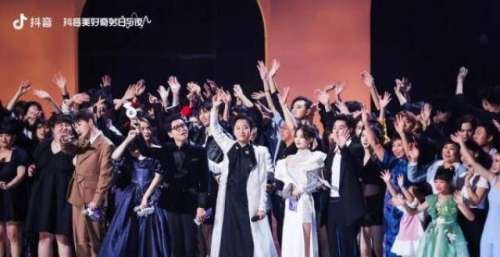 贵州11岁女孩与李玉刚同台唱《万疆》！李玉刚：这声音，绝了！