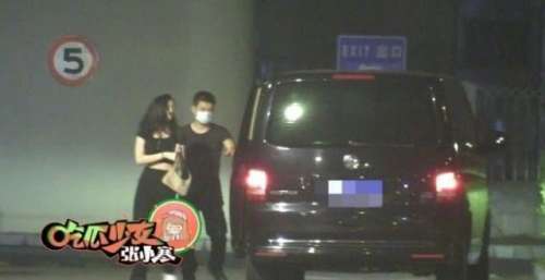 王菲女儿李嫣近照曝光，手拿近万元包穿脐装，装扮成熟不似15岁
