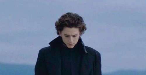 沙丘今日正式上映，与长津湖争单日票房第一，这部电影什么魅力？