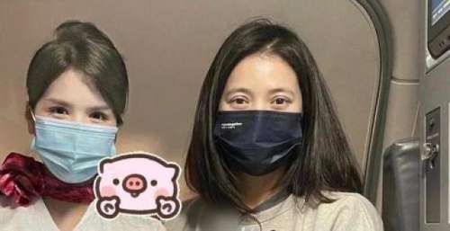 张智霖夫妇被偶遇，袁咏仪素颜眼袋明显皮肤好，手上6位数表抢眼