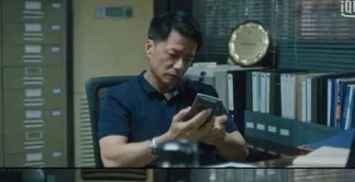 热播网剧里，知名演员手里的某样东西被P掉了