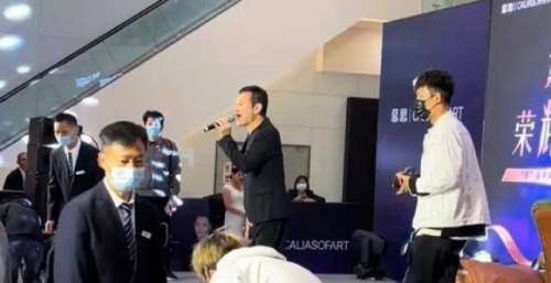 陶大宇现身四川自贡，众人蜂拥而上索要照片，女粉丝想握手被拒绝