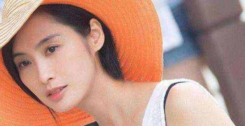 “漂亮了一辈子的女人”朱茵：原生家庭，托起了她“幸福”的一生