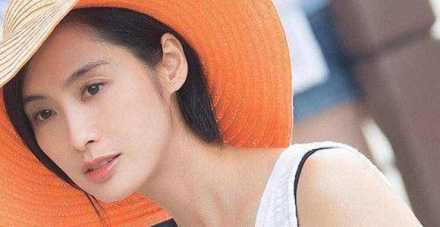 “漂亮了一辈子的女人”朱茵：原生家庭，托起了她“幸福”的一生