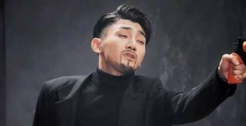 杨洋的朋友，自称“腰部演员”，在《喜剧大赛》“逐梦亚军”获赞