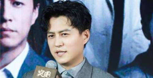 《突围》办发布会，编剧周梅森高度评价闫妮等人表演