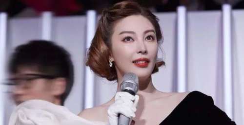张雨绮男友李柄熹首次走红毯，被女演员挽着走红毯的表情亮了，被评像殷世航