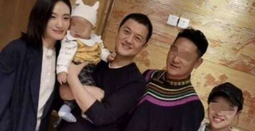 李亚鹏携90后女友与李嫣同居，双方相处如闺蜜，只是眼神有点怪