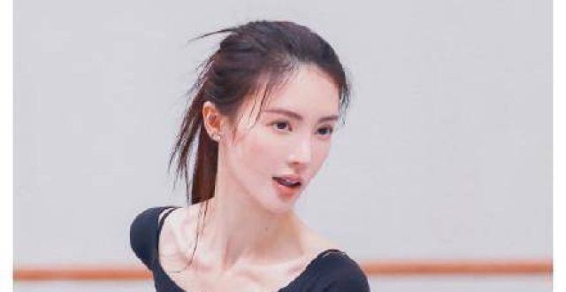 金晨时隔十年再跳傣族舞，一颦一笑再现窈窕身材，婀娜舞姿