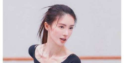 金晨时隔十年再跳傣族舞，一颦一笑再现窈窕身材，婀娜舞姿