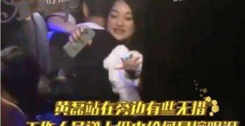 何炅现身乌镇朗读会？双眼红肿状态憔悴，魏大勋陪伴左右