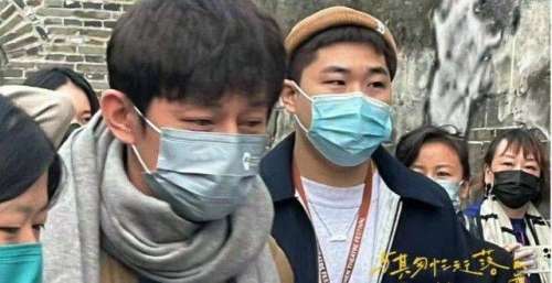 何炅抱着周迅痛哭后，又憔悴现身“朗读会”，好友魏大勋陪伴在侧