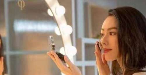 《第一炉香》梁洛施，素颜出镜身材苗条，看不出是3个孩子的妈妈