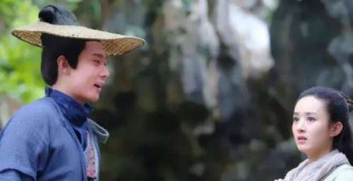 《花千骨》：东方彧卿被摩严击中时，为什么他要捂住花千骨的眼睛