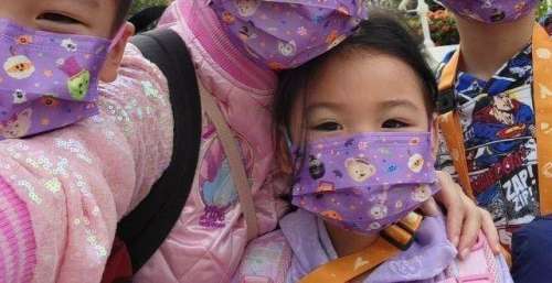 超级妈妈陈茵媺独自带3位子女到主题公园游玩度过三天两夜