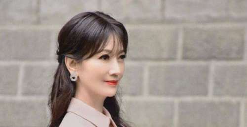 回忆杀！赵雅芝时隔30年重返青城山，年近七旬依旧优雅迷人