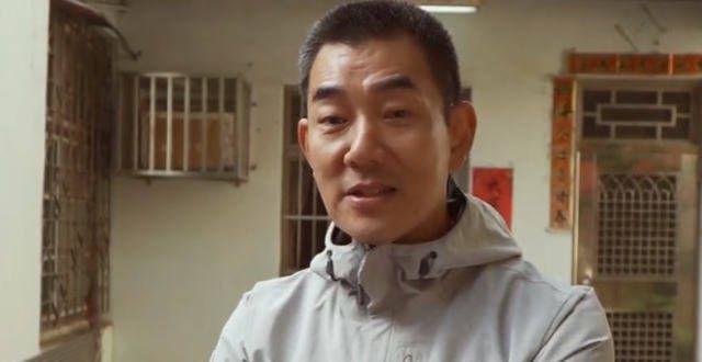 任贤齐探望乡下父母眼泛泪光，旧屋50多年未翻新，贴满他的海报