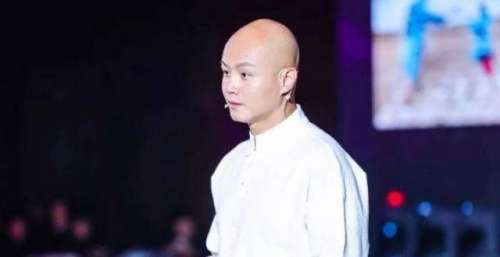 47岁乐嘉开演讲会，台下挤成一片，现靠演讲捞金比以前主持赚钱