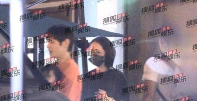 向佐一家三口外出聚餐，全程抱娃不离手，郭碧婷衣着宽松引猜测？