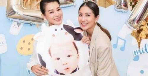 胡杏儿庆三胎出生两百天，身材纤细瘦回瓜子脸，高颜值宝宝似混血