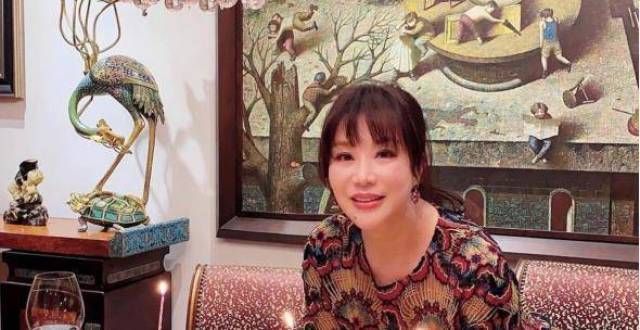 65岁吕良伟香港豪宅遭曝光！古典气息浓郁似宫殿，奢华布置太讲究