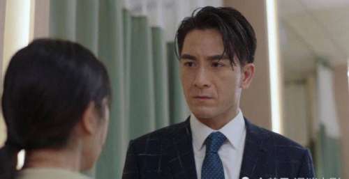 《星空下的仁医》相比马国明，郑嘉颖和钟嘉欣的感情戏更温馨感人