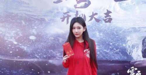 演员张斯涵出席电视剧《雪鹰领主》开机仪式