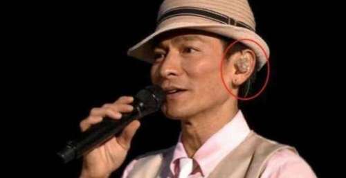 演唱会上，歌手耳朵里戴的其实不是“耳机”，网友：涨知识了