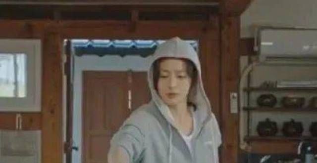 全智贤爬上《智异山》忙秀厨艺 朱智勋登假山装惊恐