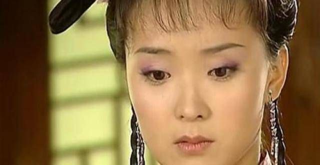 长大后才明白，为啥晴儿见到知画慌张地打翻茶杯？