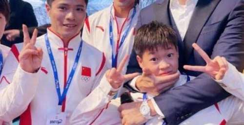 瞪眼＋摸下巴！全红婵合影陈伟霆太逗了，巩立姣羞涩男神小鸟依人